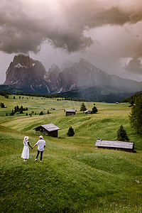 一对男女在意大利多洛米蒂山度假，阿尔卑斯休斯山 - Seiser Alm 多洛米蒂山，特伦蒂诺-上阿迪杰，南蒂罗尔，意大利