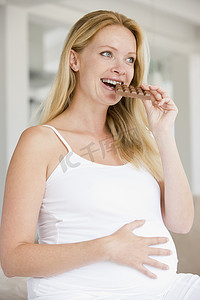 孕妇带着巧克力微笑
