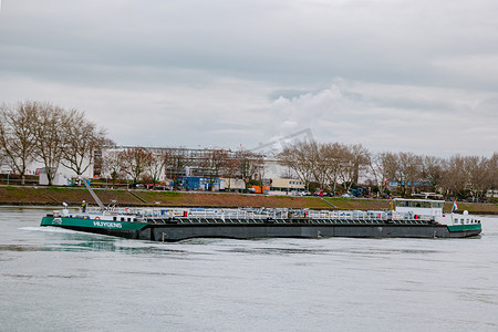 油轮摄影照片_Binnenvaart，翻译莱茵河上的内陆运输 天然气油轮德国莱茵河石油和天然气运输。