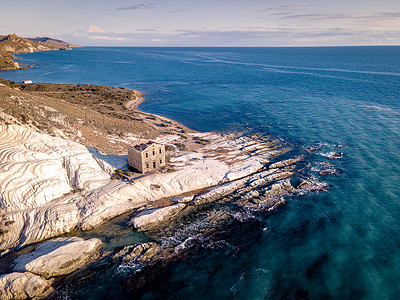 白色帐蓬摄影照片_意大利西西里岛阿格里真托蓬塔比安卡白色海滩，白色悬崖上废弃石屋的旧废墟