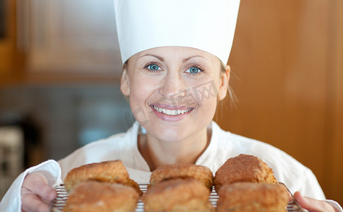 一位女厨师烘烤烤饼的特写