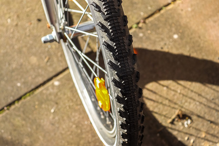 选择性焦点近距离观察带金属辐条的自行车车轮。