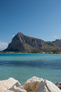 福特公司logo摄影照片_圣维托洛卡波西西里岛、圣维托洛卡波海滩和背景中的摩纳哥山，西西里岛西北部