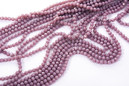 美丽的浅紫色玻璃闪闪发光的水晶 Isoalted 珠子在白色背景。