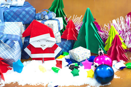 圣诞老人和雪地上有小星纸的礼盒