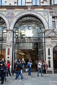 品牌商城摄影照片_伦敦市中心摄政街苹果店入口附近的人们