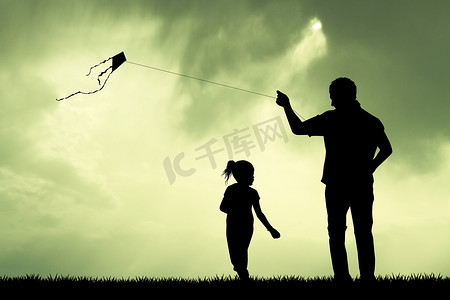 姐妹们摄影照片_父亲和儿子在日落时放风筝