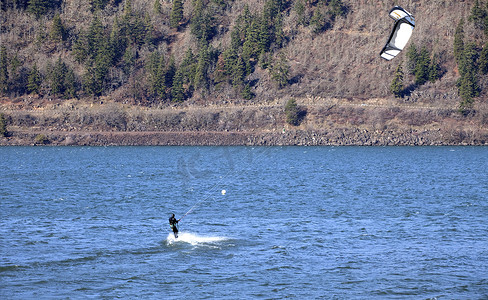 飞溅水花摄影照片_在哥伦比亚河、胡德河或俄勒冈州进行风帆冲浪。