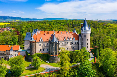 捷克共和国波希米亚中部地区兹莱比城堡的鸟瞰图。