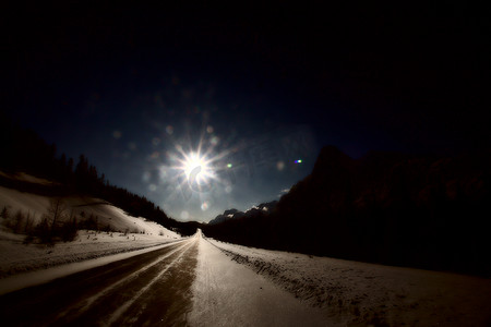 阳光照射阴影摄影照片_阳光照射在冬日的道路上