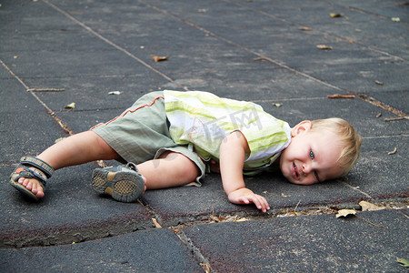 童年孩子摄影照片_孩子散步时摔倒了