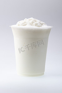 乳汁摄影照片_孤立在白色背景的酸奶