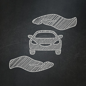 保险概念：黑板背景上的汽车和棕榈