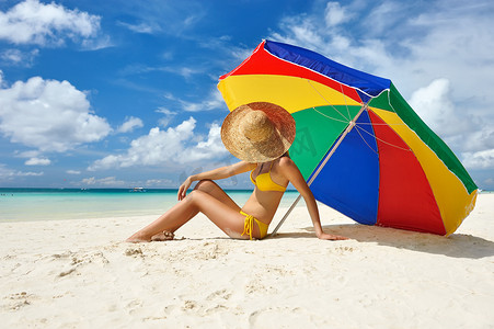 遮阳伞女孩摄影照片_海滩上的女孩