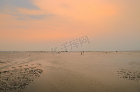 太阳光线摄影照片_日落时的海洋和海滩。