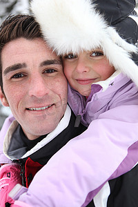 小女孩和她父亲在冬日