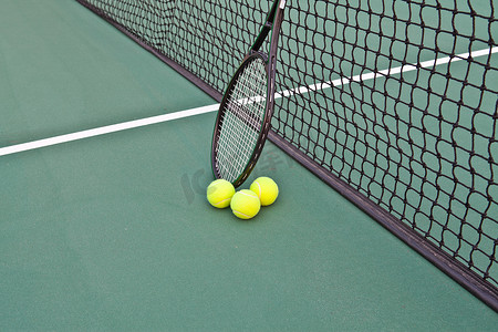有球拍和球的网球场在网上