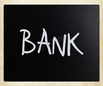 黑板上用白色粉笔手写的“银行”一词