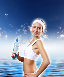 运动女人和纯净水