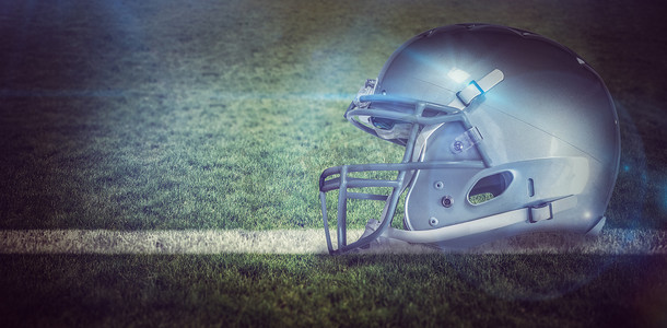 美式橄榄球头盔的复合图像