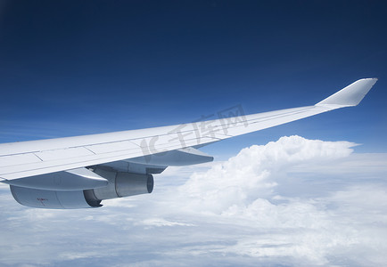 客机的机翼和发动机。