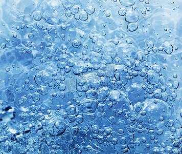 倒水或溅水时出现气泡的干净水
