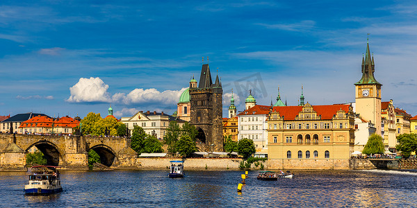 布拉格在阳光明媚的一天，欣赏捷克共和国布拉格老城区的景色。
