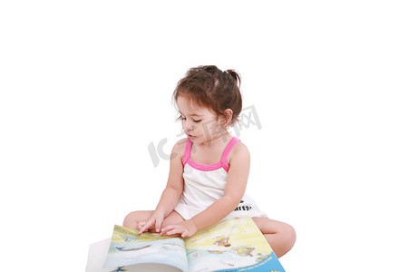 美丽的幼儿女孩读一本书