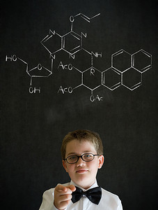 化学思考摄影照片_教育需要你用科学化学公式思考男孩商人