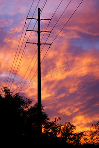 粉色电摄影照片_日落时的输电线。