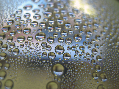 水滴落在曲线透明表面上。