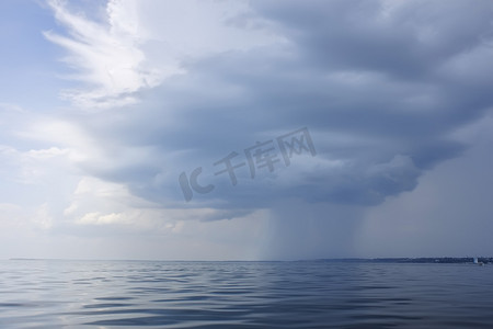 海岸上空的雨带