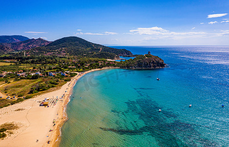 意大利撒丁岛 Chia 美丽海滩的全景。