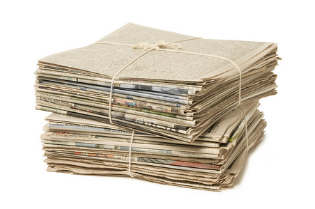 两堆报纸捆供回收
