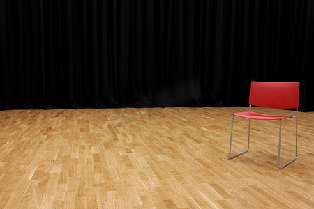 舞台上的导演椅，背景是黑幕