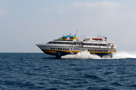 意大利伊奥利亚群岛 — 2011年4月28日：水翼船 — 连接群岛岛屿的主要道路。