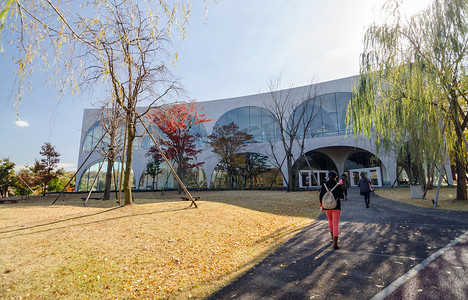 手绘东京大学摄影照片_多摩美术大学图书馆，东京，日本