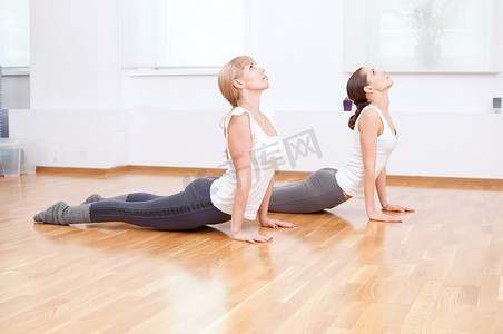 在健身房做瑜伽运动的女性