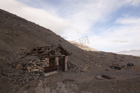 入摄影照片_沙漠中废弃的采矿小屋