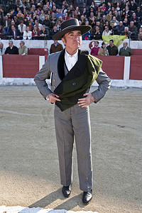 西班牙斗牛士何塞·奥尔特加·卡诺于 2010 年 3 月 14 日在西班牙哈恩省利纳雷斯举行的 paseillo 或首次游行中