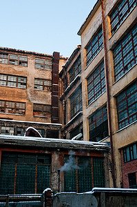 有大窗户的陈旧工厂