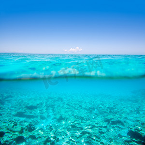 贝利阿里群岛绿松石海在水线外