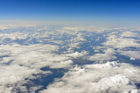 高端大气黑金海报摄影照片_蓝天和云彩
