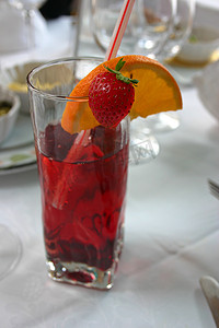 红色鸡尾酒与草莓