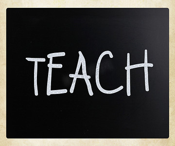 教板摄影照片_黑板上用白色粉笔手写的“教”字