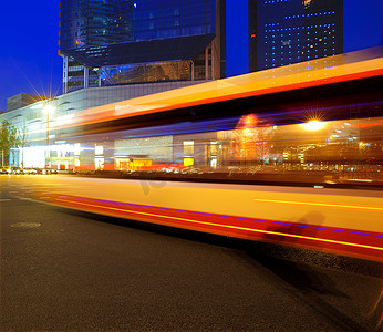 市中心夜景中的高速和模糊的公交车光迹