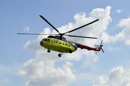 黄色的 MI-8 直升机在云层中飞行。