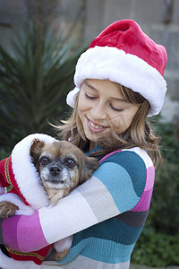 穿着圣诞服装的女孩和狗