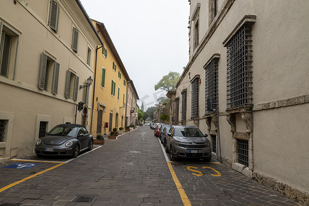Corso dei Lincei 位于阿夸斯帕塔镇中心