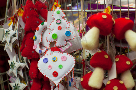 超市里的圣诞彩色毛皮玩具